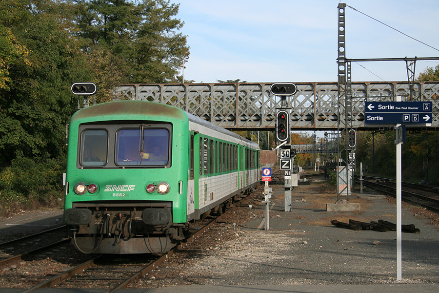 L'X 4665 en livrée Picardie fraîchement muté sur Lyon entre en gare de Tassin sur un TER pour Lozanne.