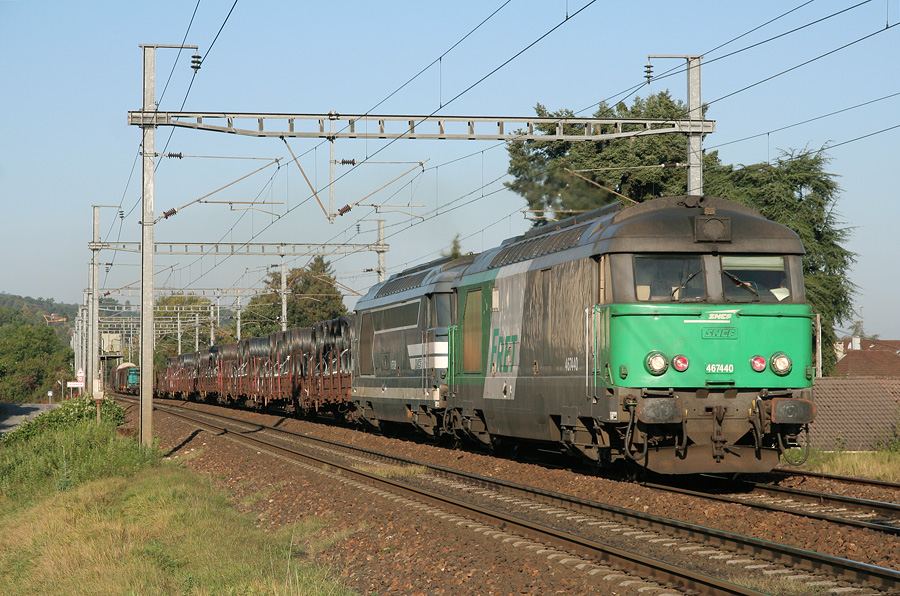 Le 436496 Sibelin - Grenoble s'appr&ecirc;te &agrave; franchir la gare de Bourgoin Jallieu.