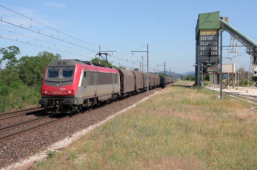 En t&ecirc;te d'un train complet de couverts, la BB 36020 passe au droit des carri&egrave;res d'Ambronay.