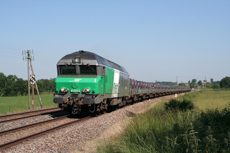 En t&ecirc;te d'une rame de co&iuml;ls &agrave; destination de Digoin, la CC 72034 passe &agrave; hauteur de Pouilly, quelques kilom&egrave;tres avant son terminus.