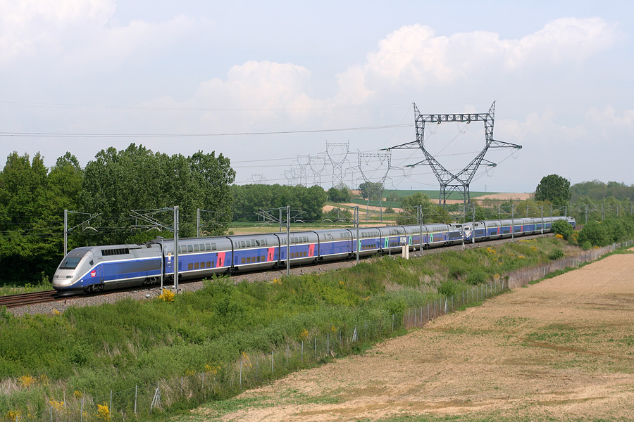 Une UM entre une rame Duplex et une rame R/D remonte vers le nord et passe &agrave; hauteur de Tramoyes.