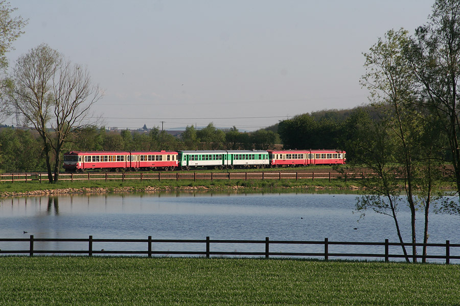 Une UM3 d'X 4630, assurant le TER 887446, arrive sur Mionnay et passe pr&egrave;s d'un &eacute;tang typique de la Dombes.