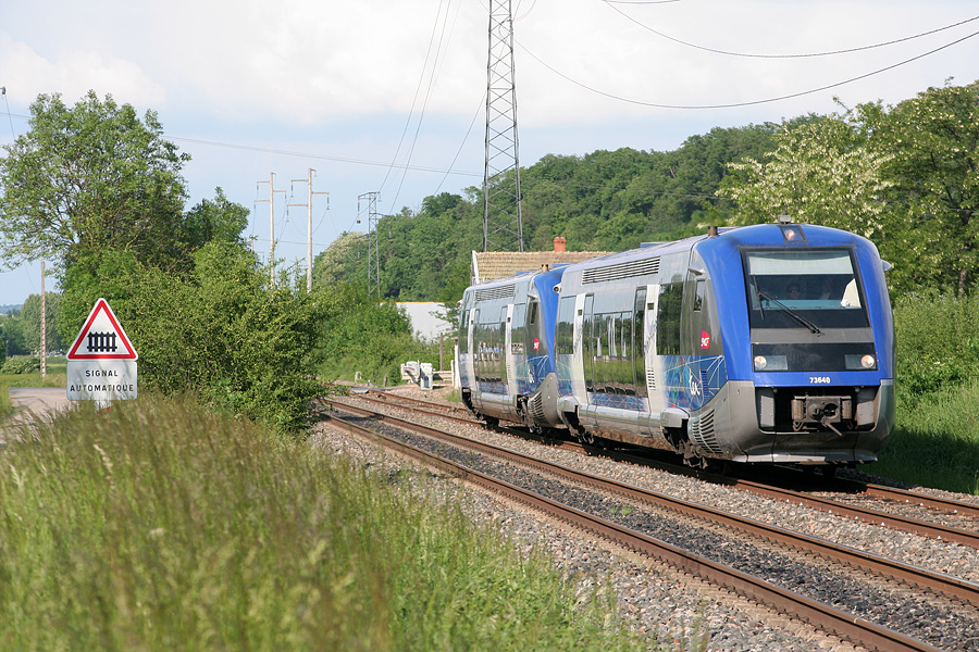 Une UM d'X 73500 en livr&eacute;e Rh&ocirc;ne-Alpes file plein p&ocirc;t dans la ligne droite de Civrieux peu avant Lozanne.