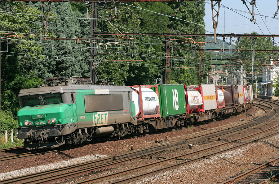 La BB 7206 en livr&eacute;e Fret s'inscrit dans la courbe de Collonges Fontaines en t&ecirc;te d'un train de combin&eacute;.
