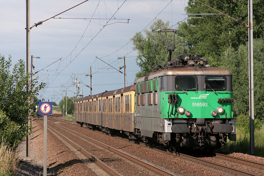 En t&ecirc;te d'une RIO Nord Pas de Calais, la BB 16592 s'appr&ecirc;te &agrave; marquer l'arr&ecirc;t &agrave; Viry-Noureuil.