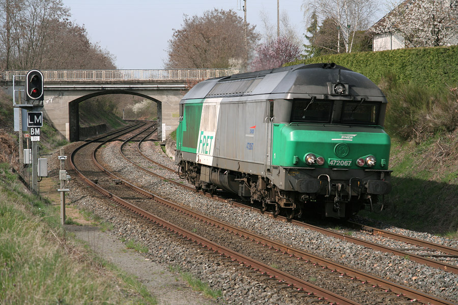 En provenance de Montlu&ccedil;on, la CC 72067 arrive sur Commentry, o&ugrave; elle prendra en charge une rame de citernes.