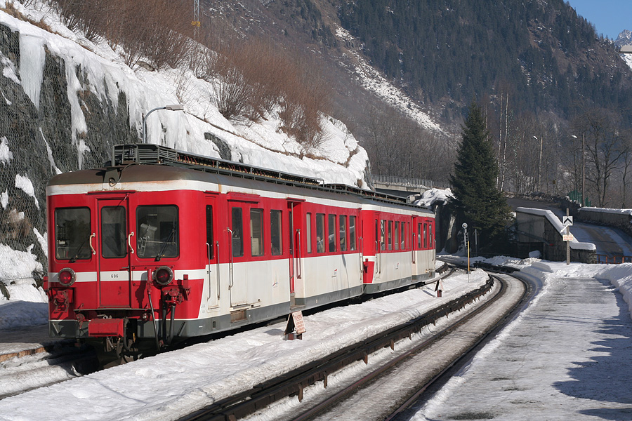 Z 606 en queue, le TER 18921 St Gervais - Vallorcine d&eacute;marre de la gare des Houches sous un superbe soleil hivernal.
