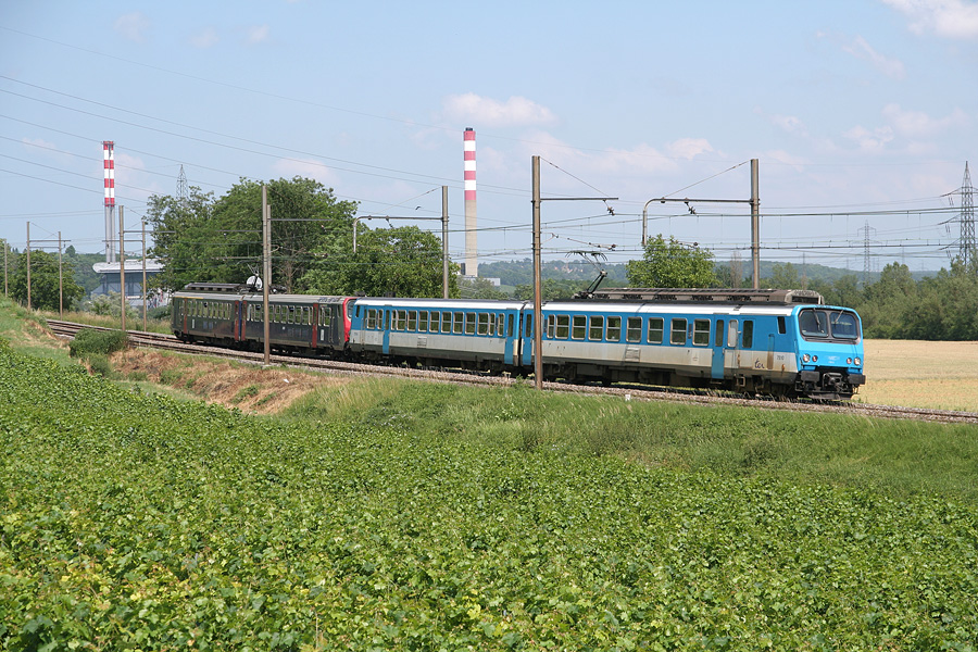 Une UM de Z2 vient de quiter Gen&egrave;ve et passe la courbe de Russin dans sa route vers la France.