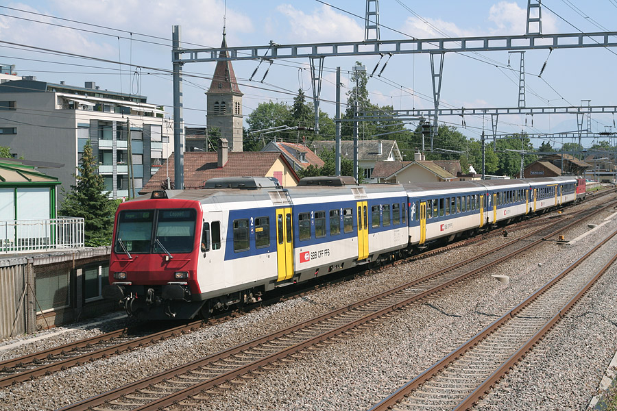 Une rame R&eacute;gio assurant une mission Lancy - Coppet quitte la gare de Versoix, entre Gen&egrave;ve et Lausanne.