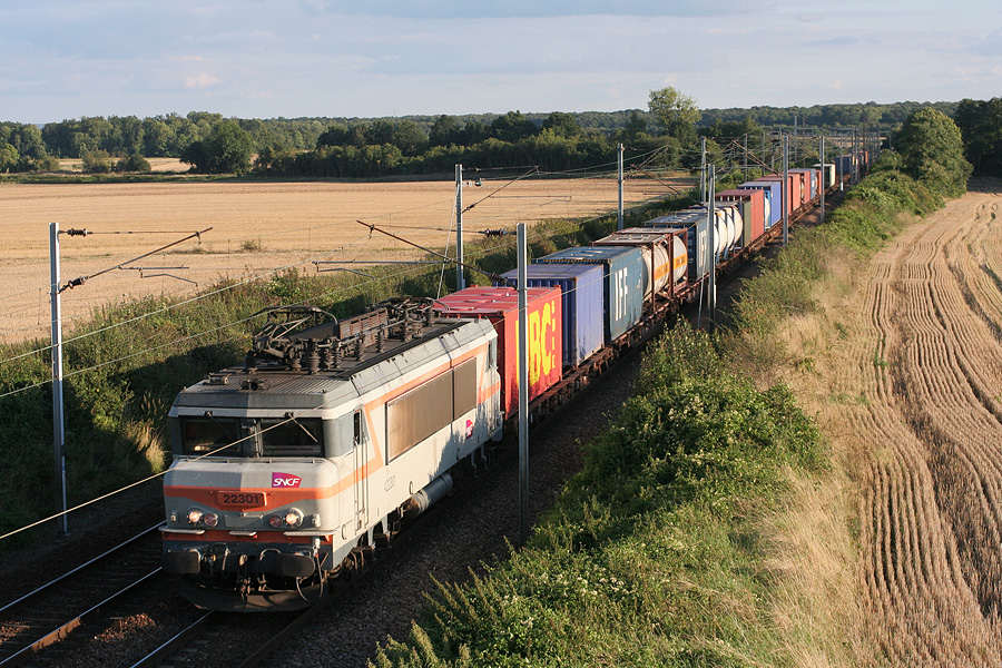 Emmen&eacute; par la BB 22301, le train de combin&eacute; 44881 remonte vers la Belgique et passe &agrave; hauteur du triangle de Jussy (02).