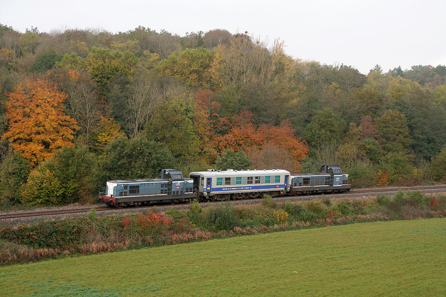Assur&eacute;e par une voiture Mauzin encadr&eacute;e par deux BB 66000, la tourn&eacute;e d'automne d'inspection de la voie de la ligne de l'Azergues remonte sur Paray Le Monial.