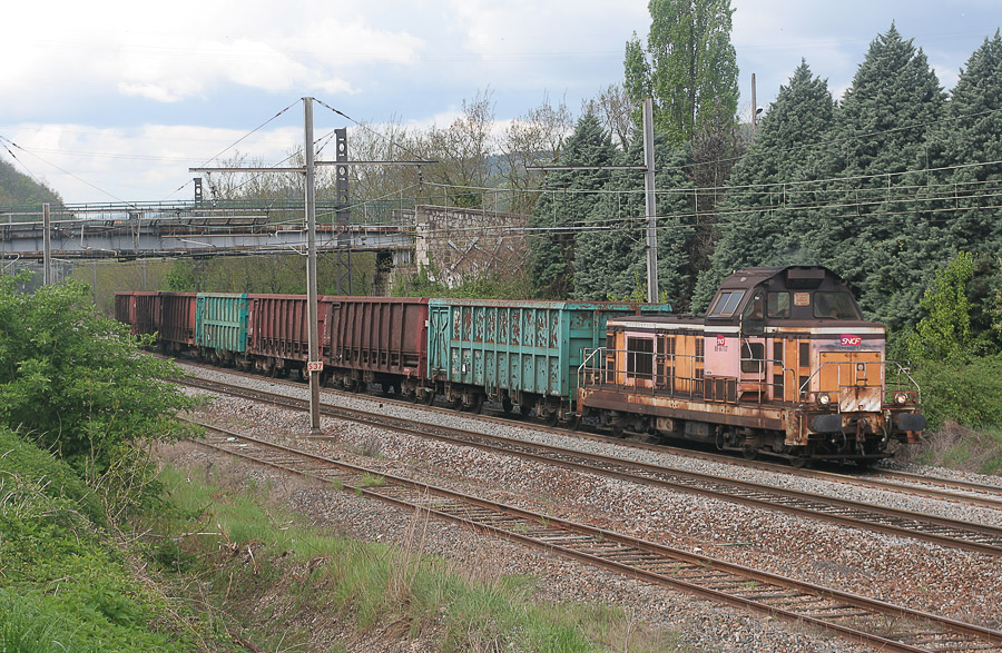 Apr&egrave;s avoir assur&eacute; la desserte d'une usine sur Rive de Gier, la BB 66703 rentre sur le triage de Badan, et arrive sur Givors.