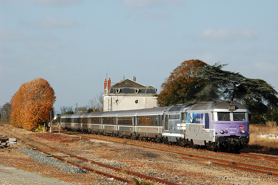 Train 3852 Toulouse - Nantes &agrave; la travers&eacute;e de Marans.