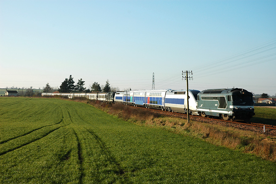 La rame P150 constitu&eacute;e &agrave; La Rochelle en vue du record de 2007 est vue lors de son acheminement vers le Technicentre de l'Ourcq.