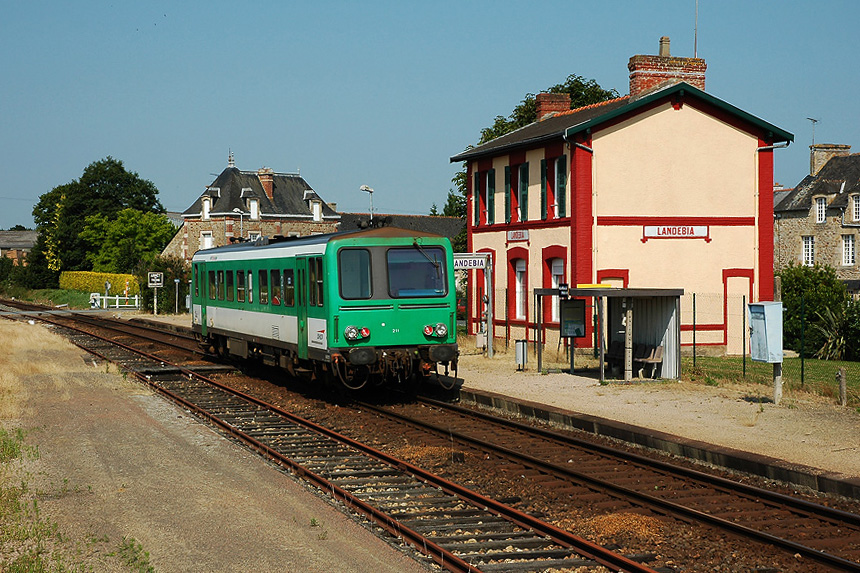 Passage sans arrêt d'un TER devant l'ancien BV de Landébia, rénové par son nouveau propriétaire.