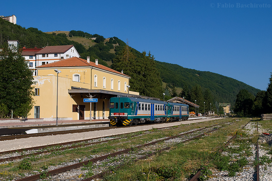 Une couple d'ALn668 en gare de Roccaraso avec un "Regionale" pour Naples.