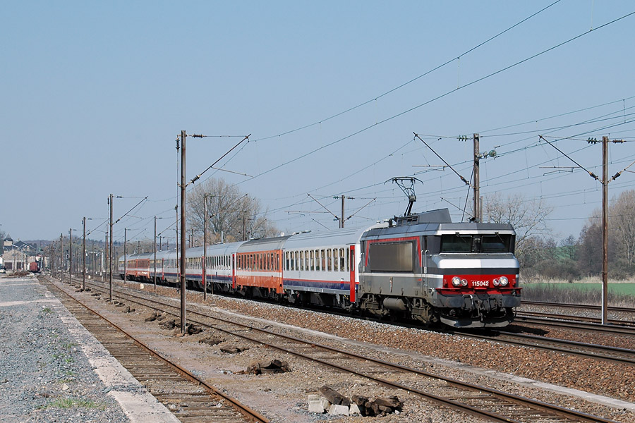 Passage en gare de R&eacute;milly du train 27073 Luxembourg - Basel, BB 15042 en t&ecirc;te. Ce train est affret&eacute; par l'agence belge INTERSOC.