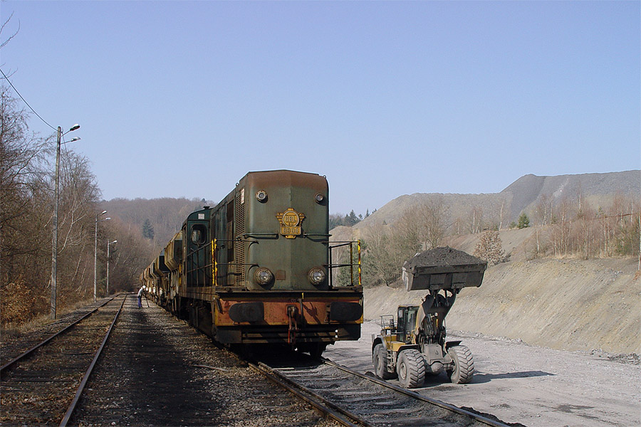 La BB 04 vient de mettre en place une rame de tr&eacute;mies, d&eacute;charg&eacute;s dans la fosse &agrave; droite de la photo. La mati&egrave;re est reprise par le tractochargeur visible sur la photo.