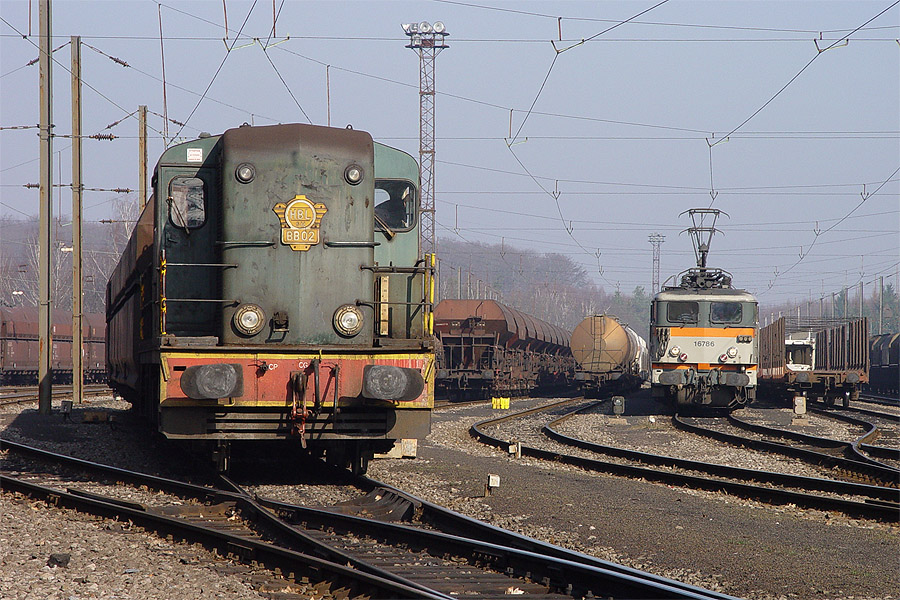 La BB 02 VFLI manoeuvre en gare VFLI de la Houve. A droite, une UM de 16500 viennent d'entrer en gare, avec un train de citernes.