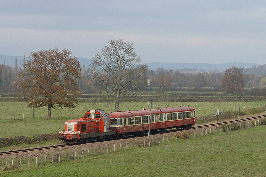 Le 66615 de VFLI achemine d'Autun &agrave; Etang sur Arroux l'X 4431 hors-service. Au fond, on distingue la halte de Brion. Ce train est num&eacute;rot&eacute; 517053, c'est &agrave; dire dans la tranche des marches indetermin&eacute;es.