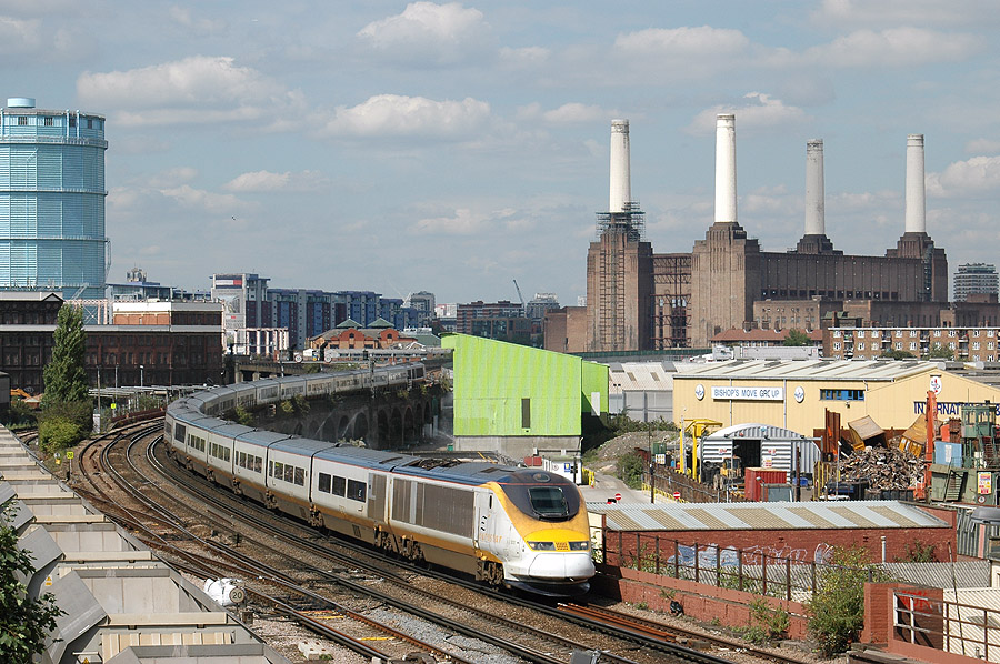 Passage &agrave; Wandsworth-Road du train 9030 London-Waterloo - Paris-Nord.