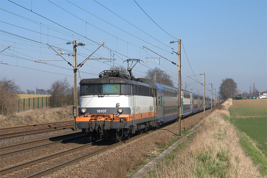Passage &agrave; Louvres du TER 847834 Compi&egrave;gne - Paris-Nord, 16107 en t&ecirc;te.