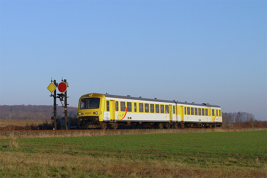 Le TER 835958 St Di&eacute; - Nancy, vient de quitter Azerailles pour se diriger vers Lun&eacute;ville.