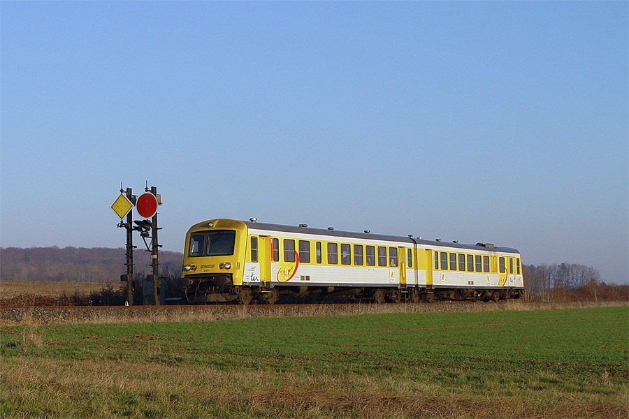 Le TER 835958 St Dié - Nancy, vient de quitter Azerailles pour se diriger vers Lunéville.