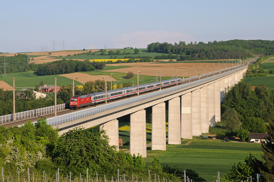 L'EC 60 traverse le Enztalbr&uuml;cke, sur la SFS Mannheim - Stuttgart &agrave; Vaihingen (Enz).