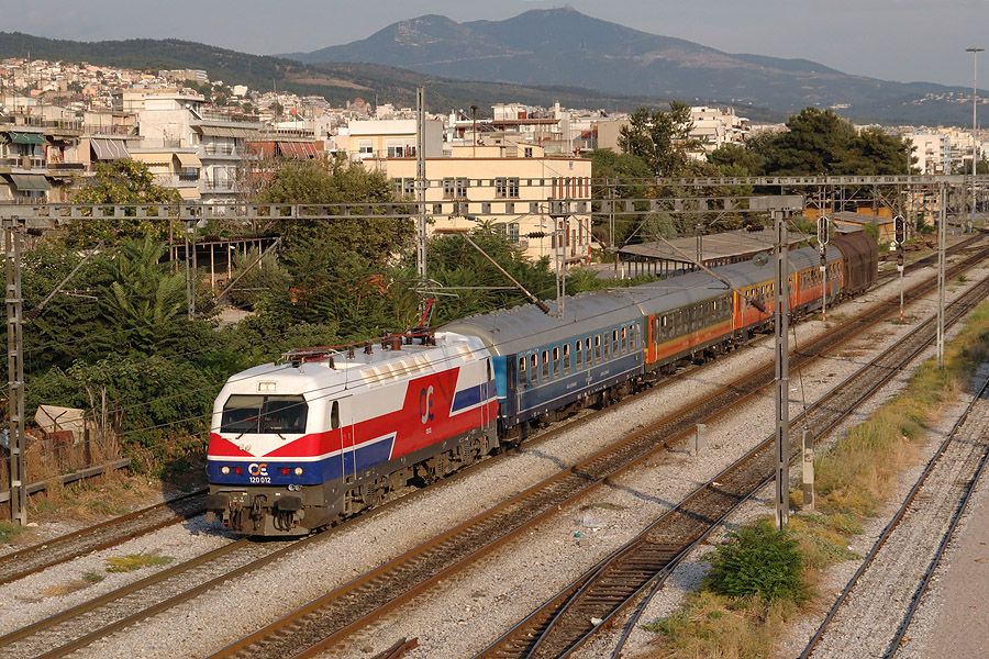 Le train 334 "Hellas-Express" quitte Thessaloniki pour Beograd. Ce train est composé de matériel voyageurs fourni par les chemins de fer Serbes exclusivement.