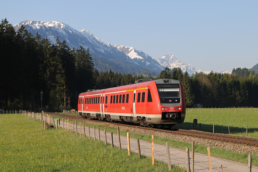 Le train 3934 quitte Oberstdorf pour Ulm, sur fond de massif enneig&eacute;.