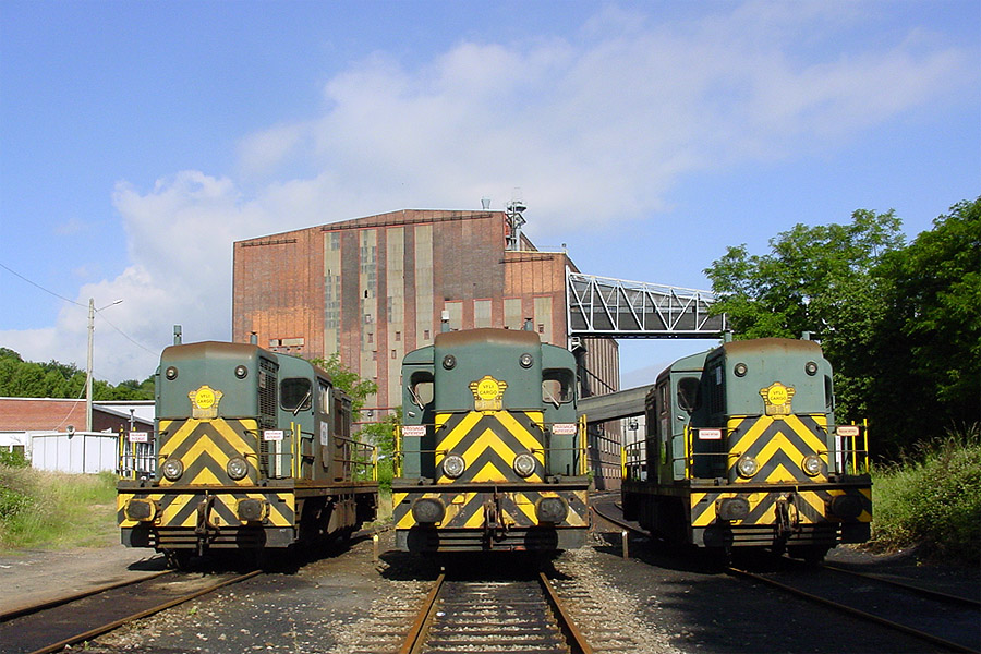 Les BB 14T, 15T et 16T, spécialisé au passage des rames de charbon au lavoir de Freyming, en stationnement en attente de rames. Ces locomotives sont équipées de la radiocommande, ce qui explique les marquages spéficiques portées sur la traverse de tête.