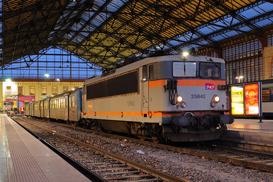 La 25642 au d&eacute;part &agrave; Marseille-St-Charles, en t&ecirc;te d'un TER &agrave; destination de Toulon.