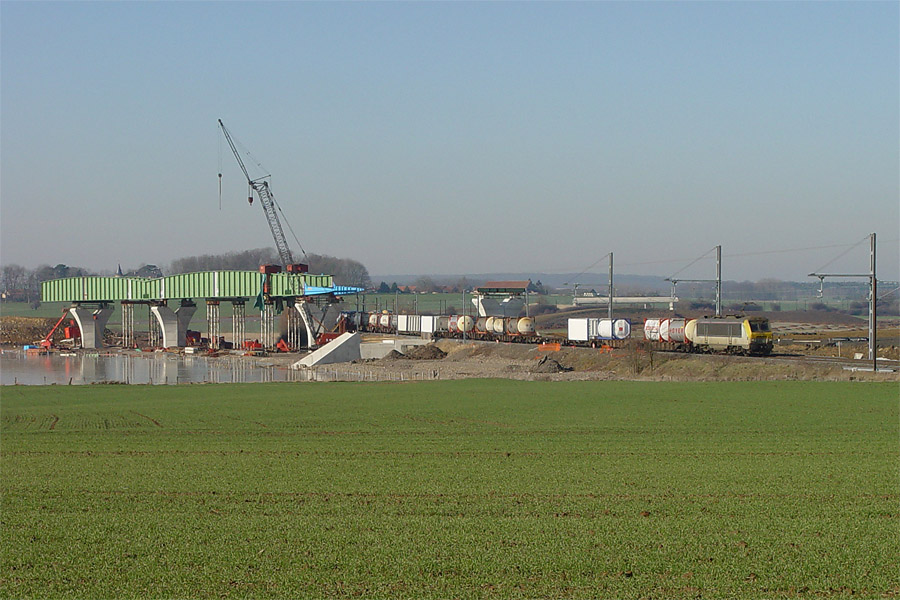 Une HLE 13 à Baudrecourt, en tête d'un train de conteneur du courant Belgique - Suisse, descendant en Alsace. Ä noter à gauche, la construction des ouvrages d'art de raccordement de la LGV-Est à la Ligne 3.