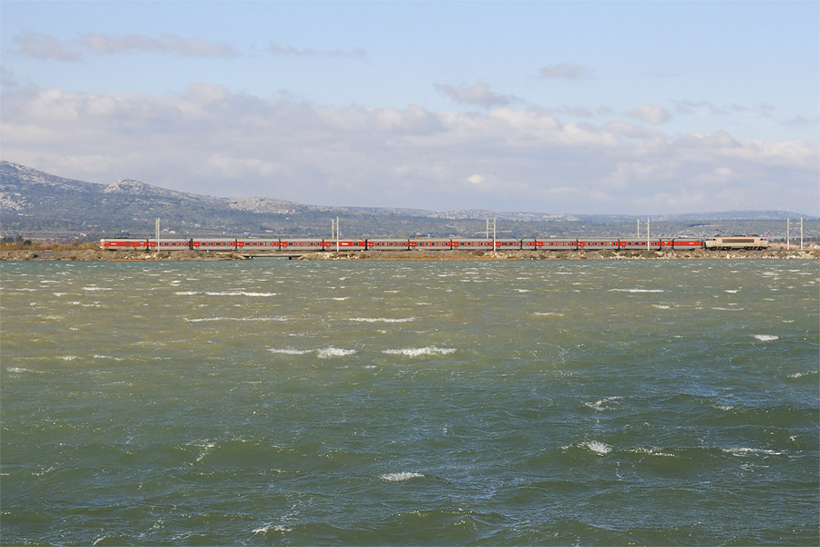 Le train 72 "Catalan Talgo" Barcelona-Francia 08h45 - Montpellier-St-Roch 13h16, traverse les &Eacute;tangs de Leucate, BB 7200 en t&ecirc;te.