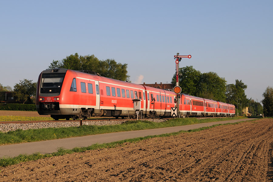 Trois VT612 quittent Bad Grönenbach au train 3942 Oberstdorf - Ulm Hbf via Kempten et Memmingen