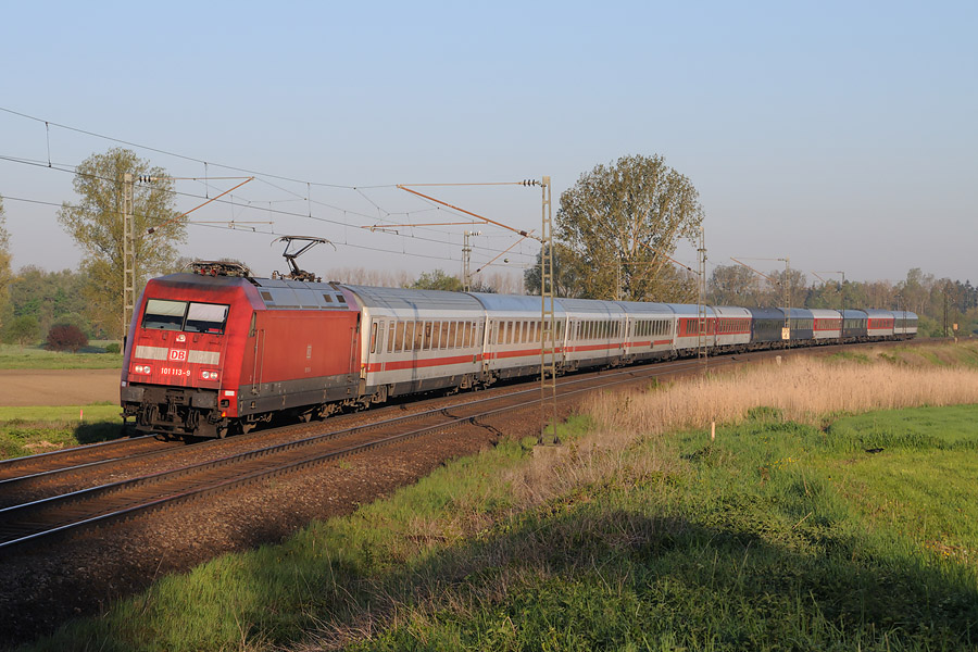 Le train 319 "Pollux" Amsterdam Centraal - M&uuml;nchen Hbf au passage &agrave; Hattenhofen. En t&ecirc;te, une tranche de voitures places assises, ajout&eacute;es &agrave; Koblenz.