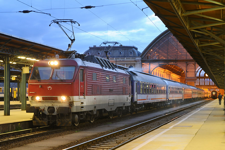 L'EuroNight 376 Budapest Keleti pu - Bratislava - Praha - Frantiskovy Lazne au d&eacute;part de Budapest Keleti pu, 350 des ŽSSK en nouvelle livr&eacute;e en t&ecirc;te, au d&eacute;part de Budapest Keleti pu.
