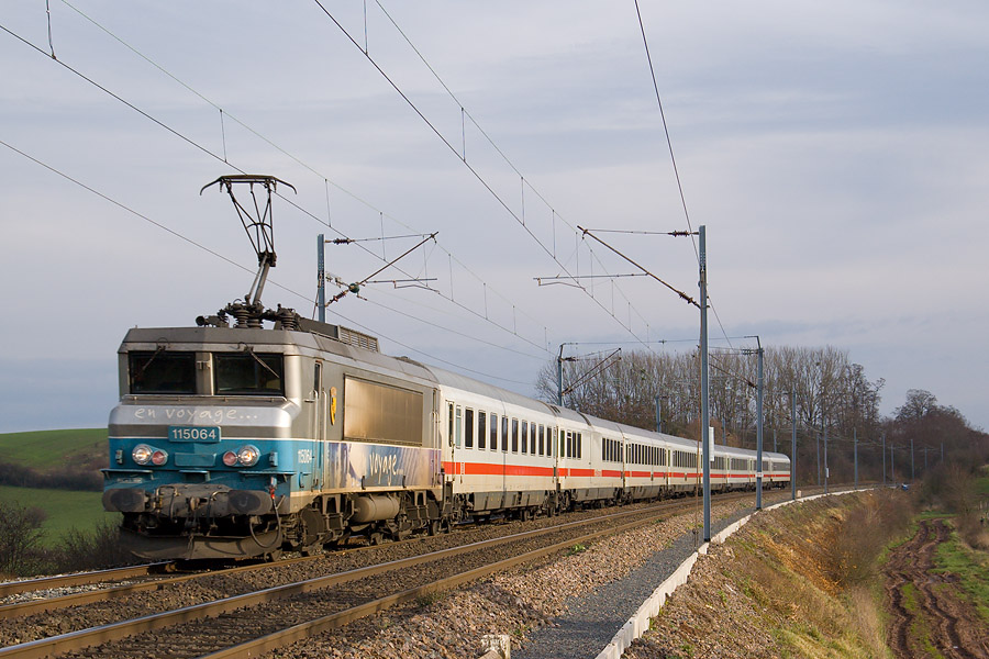 Passage &agrave; Vahl-l&egrave;s-B&eacute;n&eacute;stroff de l'EuroCity 66 M&uuml;nchen - Strasbourg - Paris-Est.