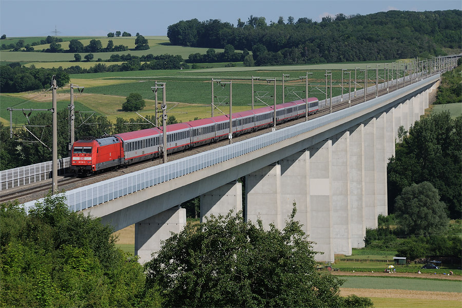 L'EuroCity 114 "W&ouml;rthersee" Klagenfurt Hbf - Dortmund Hbf traverse le Enztalbr&uuml;cke &agrave; proximit&eacute; de Vaihingen (Enz), sur la SFS Stuttgart - Mannheim.
