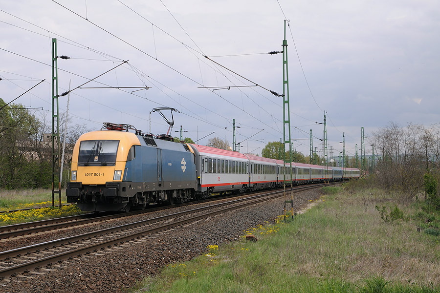 L'EC 62 Budapest Keleti pu - M&uuml;nchen Hbf au passage dans la courbe d'Almasf&uuml;zit&ouml;,