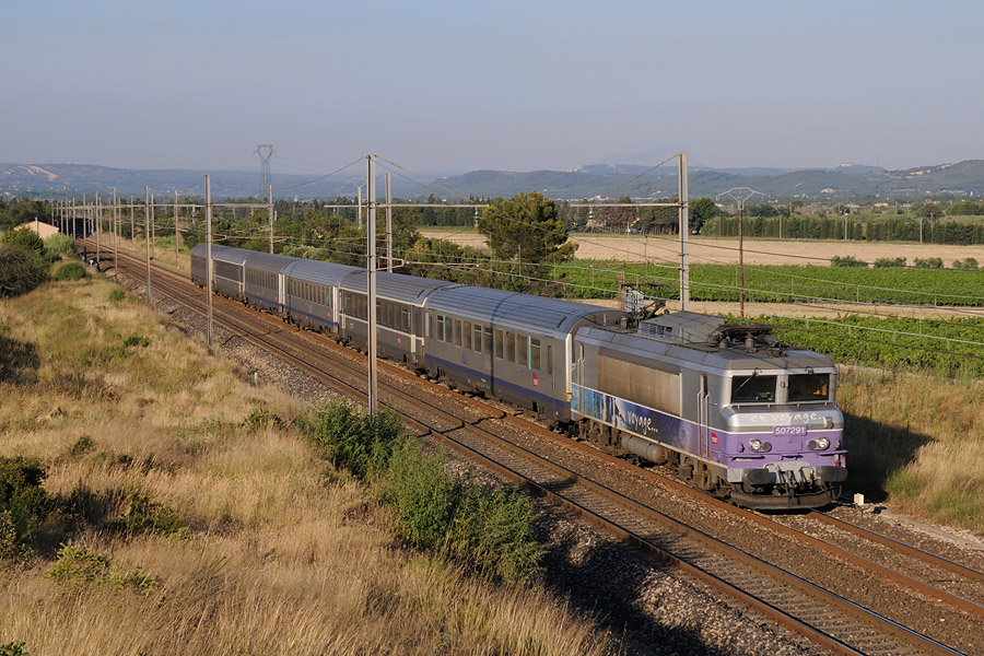 Le TER 17726 Marseille St Charles - Lyon Part Dieu &agrave; St Chamas, sous une belle lumi&egrave;re de fin de journ&eacute;e.