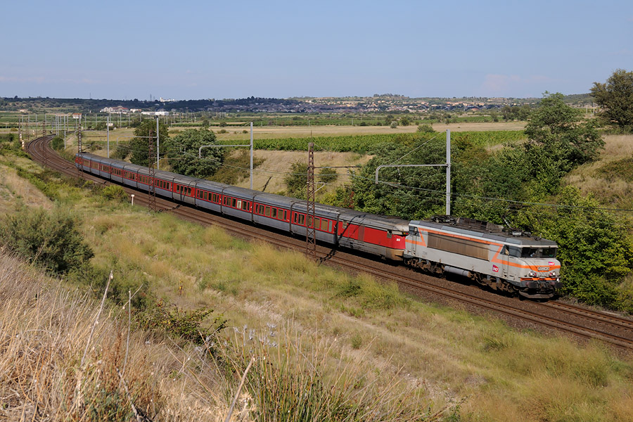Le train 71 "Catalan Talgo" Montpellier-St-Roch - Barcelona-Francia &agrave; P&eacute;ri&egrave;s, BB 7296 en t&ecirc;te. Au fond, on aper&ccedil;oit le village de Nissan-lez-Enserune (34).