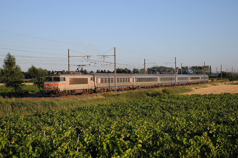 Passage &agrave; Jonqui&egrave;res du TER 17701 Valence - Marseille.