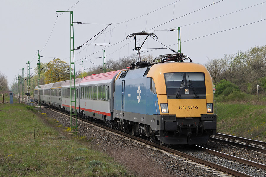 L'IC "Avala" Wien Westbf - Beograd &agrave; Kom&aacute;rom. Depuis d&eacute;cembre 2008, ce train est origine Praha.