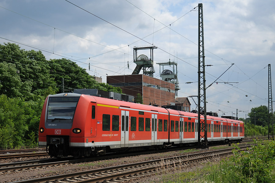 Un &eacute;l&eacute;ment BR 425 devant les puits de Luisenthal.