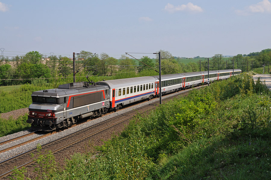 L'EuroCity 90 "Vauban" Brig - Bruxelles-Midi arrive &agrave; R&eacute;ding.