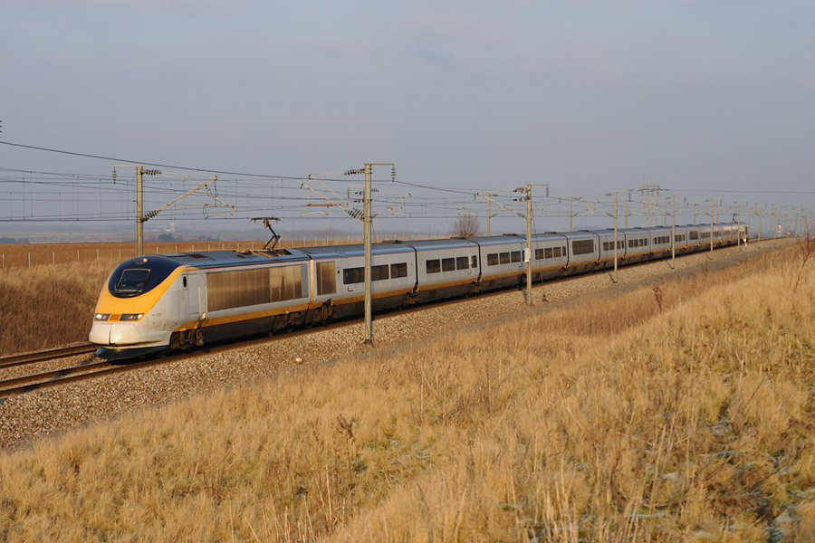 Le train 7256 Tourcoing - Paris-Nord passe à proximité de Roeux. Il est assuré par la rame NOL 3309/10.
