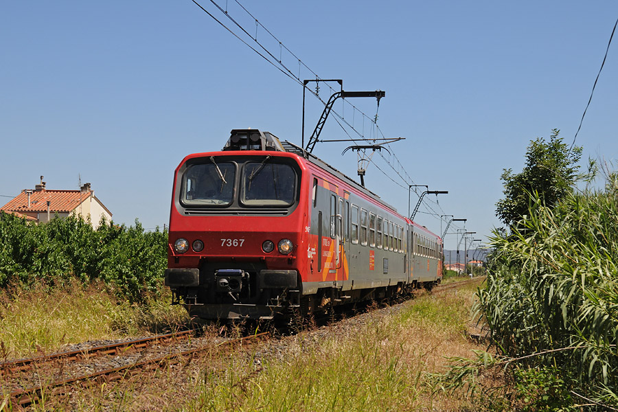 Le TER 877057 Ille Sur T&ecirc;t - Villefranche Vernet les Bains quitte Ille sur T&ecirc;t.