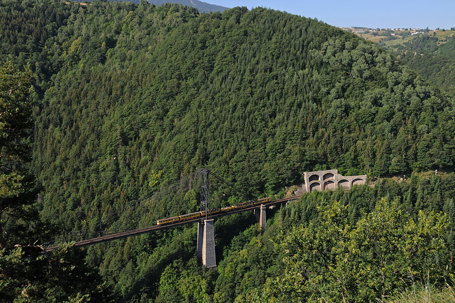 Le TER 23020 Font Romeu 09h17 - Villefranche Vernet Les Bains 10h47 au franchissement du viaduc Gisclard, surplombant la Vall&eacute;e du T&ecirc;t.